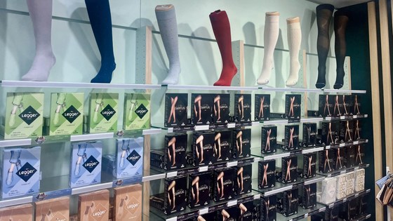 Chaussettes, bas et collants de contention de différentes couleurs et matières