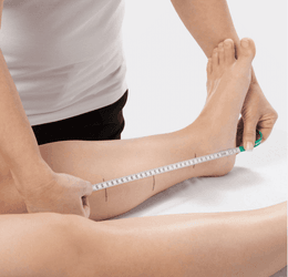 Prise de mesures de la jambe pour contention