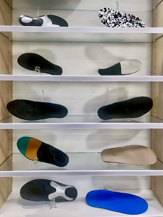 Semelles orthopédiques thermoformées avec différents assemblages