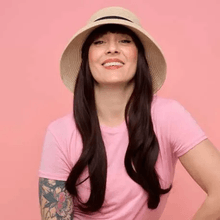 Chapeau beige avec nœud noir